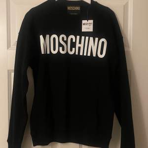 MOSCHINO svart sweatshirt - Aldrig använd med prislappen kvar