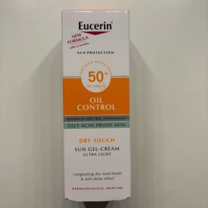 Eucerin Sun Gel-Cream SPF 50+ - Eucerin Sun Gel-Cream SPF 50+ är en ultra-lätt solkräm speciellt framtagen för fet och aknebenägen hud. Den har en mattande effekt och motverkar glans. Perfekt för dagligt bruk med avancerad spektralteknologi för att skydda mot solens skadliga strålar.