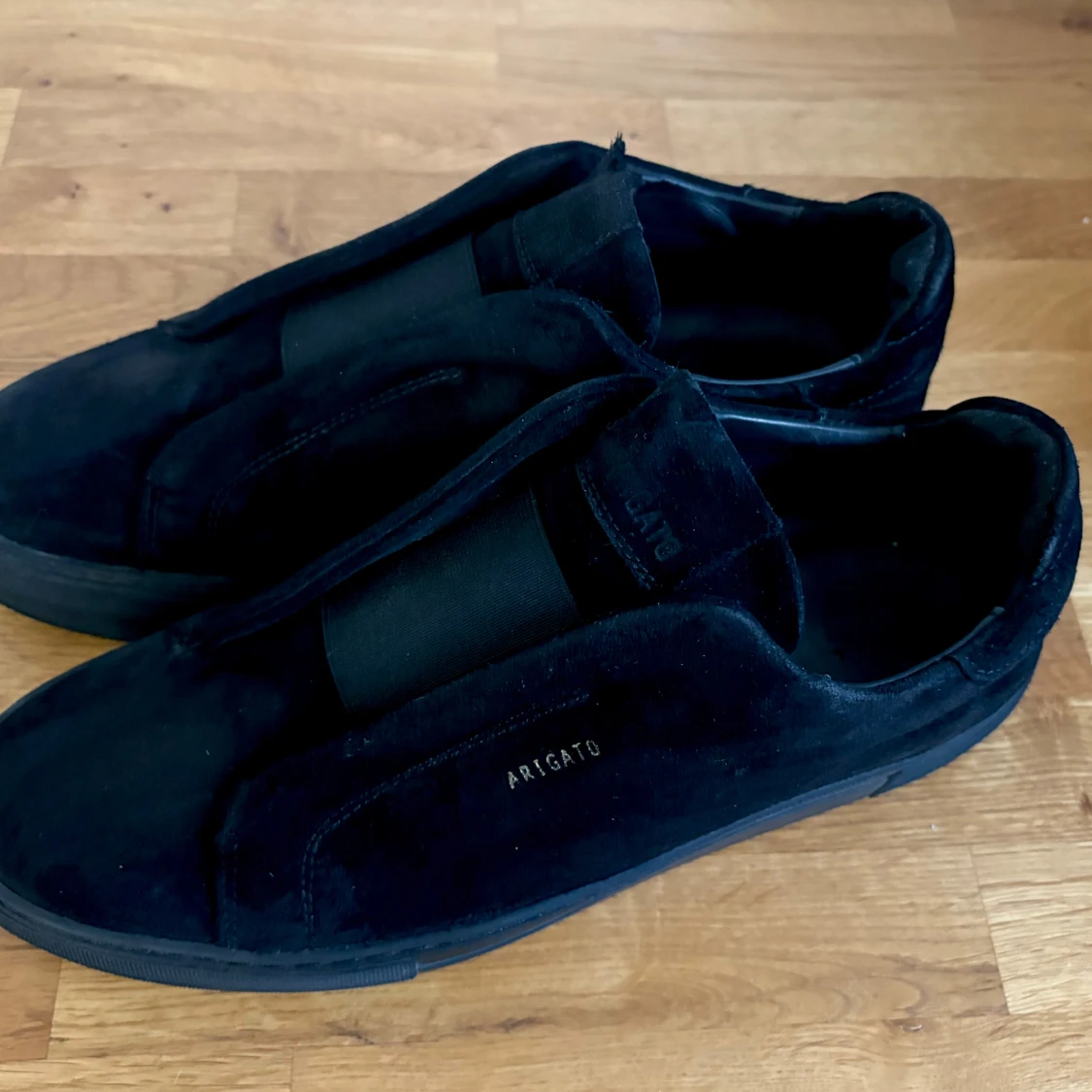 Arigato Clean 360 laceless i svart mocka.  - 90