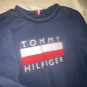 Blå tröja  från Tommy Hilfiger - Säljer en snygg blå sweatshirt från Tommy Hilfiger. En bekväm passform, perfekt för både vardag och chill. Den är i bra skick och redo för en ny ägare!
