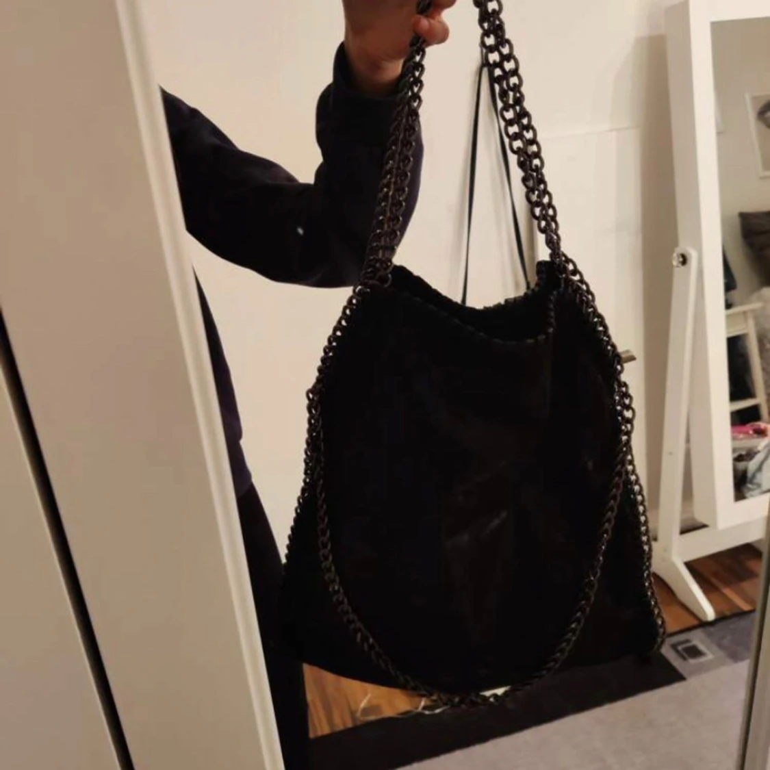 Svart glittrig axelväska med kedjedetaljer - 90