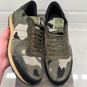 Valentino Rockrunners NYSKICK  - Valentino Rockrunners i nyskick | Använda 3 gånger | Storlek 43 passar 44 | Fråga om innermått vid osäkerhet | ALLT OG ingår | Hör av dig vid frågor eller funderingar!
