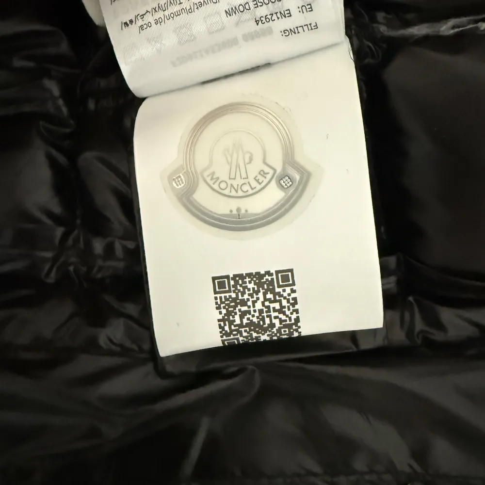 Säljer en stilren svart dunjacka från Moncler. Jackan har en quiltad design med dragkedja framtill och en hög krage. Perfekt för kyligare dagar med sin lätta och varma fyllning av vitt gåsdun. Köpt i andra hand men innan dess var den ny. Andvänd fåtal gånger bara! Skick är 9/10!. Takit.