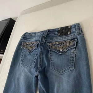 Blå jeans med broderade detaljer - Super snygga jeans från miss me, flare jeans. Sitter lågmidjat och så fin med långärmad tröja till🥰 i super bra skick ❤️