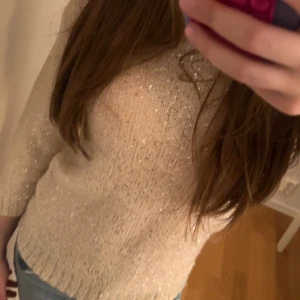 Beige glittrig tröja🤍 - Säljer en snygg beige tröja med glittriga detaljer. Tröjan är använd ganska mycket men är ändå i bra skick! Pris kan diskuteras🤍🤍😚