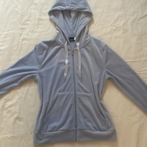 Ljusblå hoodie från Gina Tricot🩵🩵🩵 - Säljer en ljusblå hoodie från Gina Tricot i mjukt material. Den har dragkedja framtill och justerbara snören i huvan. Väldigt fin o är helt oanvänd bara provad.🩵🩵