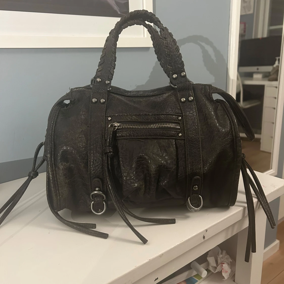 Svart handväska med dragkedja