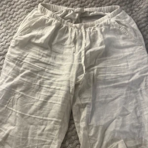 Linnebyxor  - Linnebyxor som inte längre kommer till användning. Låg midja.