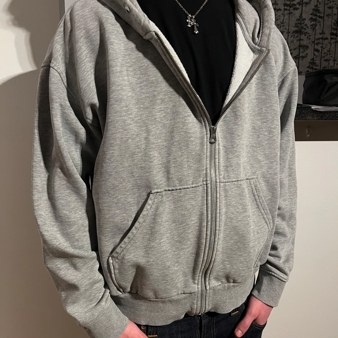 Grå hoodie från Weekday - 2