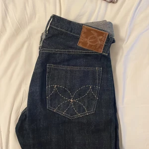 Sugarcane raw denim jeans - Ett par ovanliga sugarcane jeans med extremt lite slitage då de mest har varit oanvända. Finns knappt några fades över huvud taget och jeansen ser fortfarande nya ut. Passar folk som är 180 ish och sätter dom på ett lågt pris pga vill bara få dom sålda!