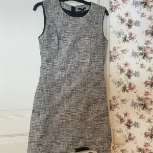 Svartvit ärmlös klänning från H&M - Snygg svartvit klänning från H&M med ett unikt mönster. Den är ärmlös och har en klassisk rund halsringning. Perfekt för en stilren look.