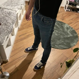 Jacob Cohën - Säljer dessa snygga Jacob Cohën jeans som är slim fit och har en klassisk femficksdesign. Storlek 31, Jag är 180 och dom passar perfekt på mig. Pris kan diskuteras🗣️