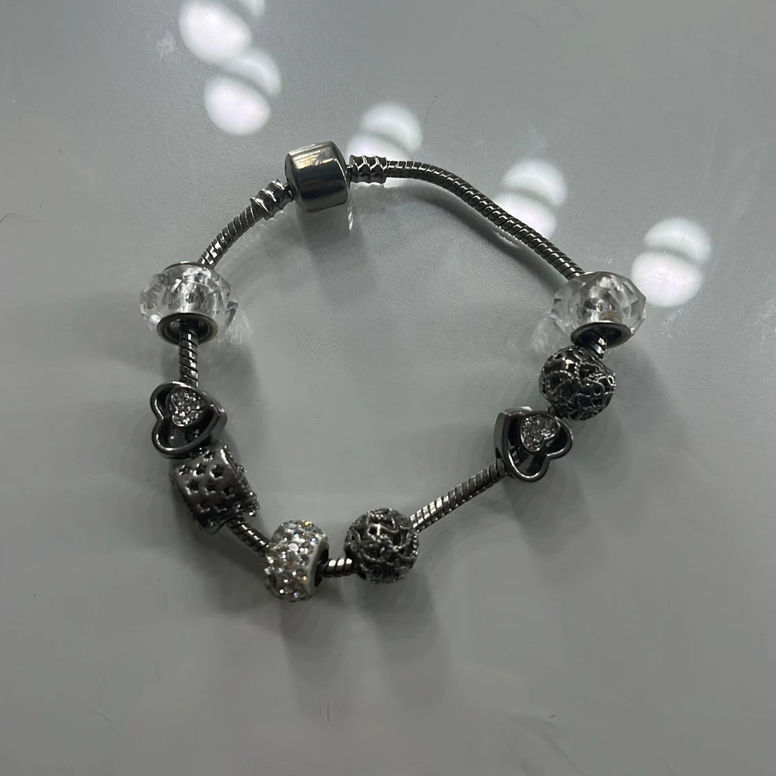 Silverfärgat berlock armband  - 1