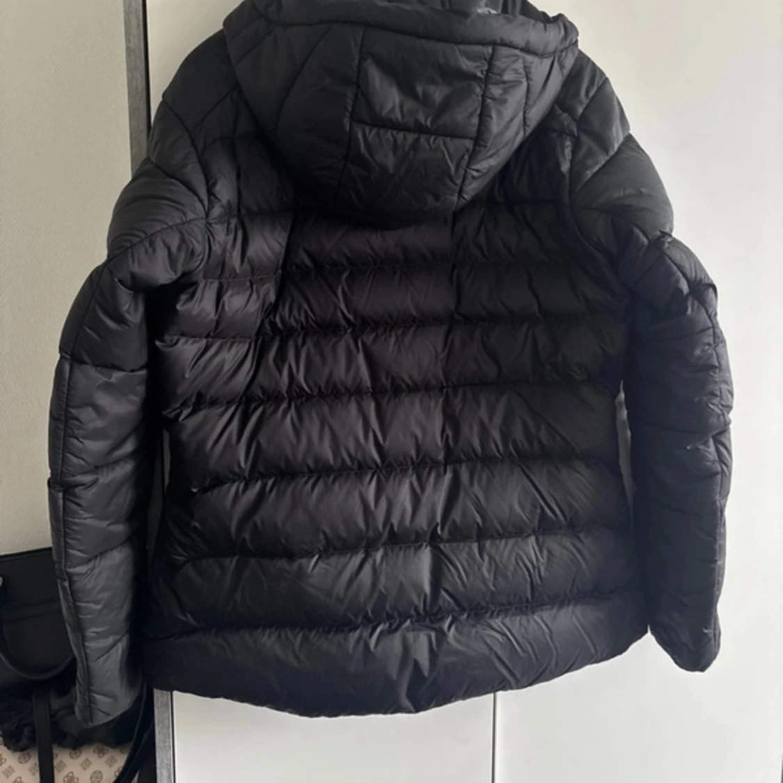 Svart dunjacka från Helly Hansen - 1