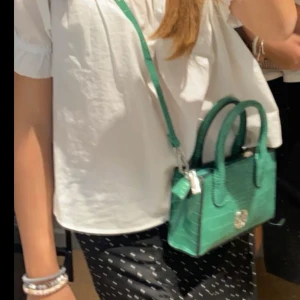 Grön axelväska  - Intressekoll på en grön axelväska!💕Går att ta bort banden!