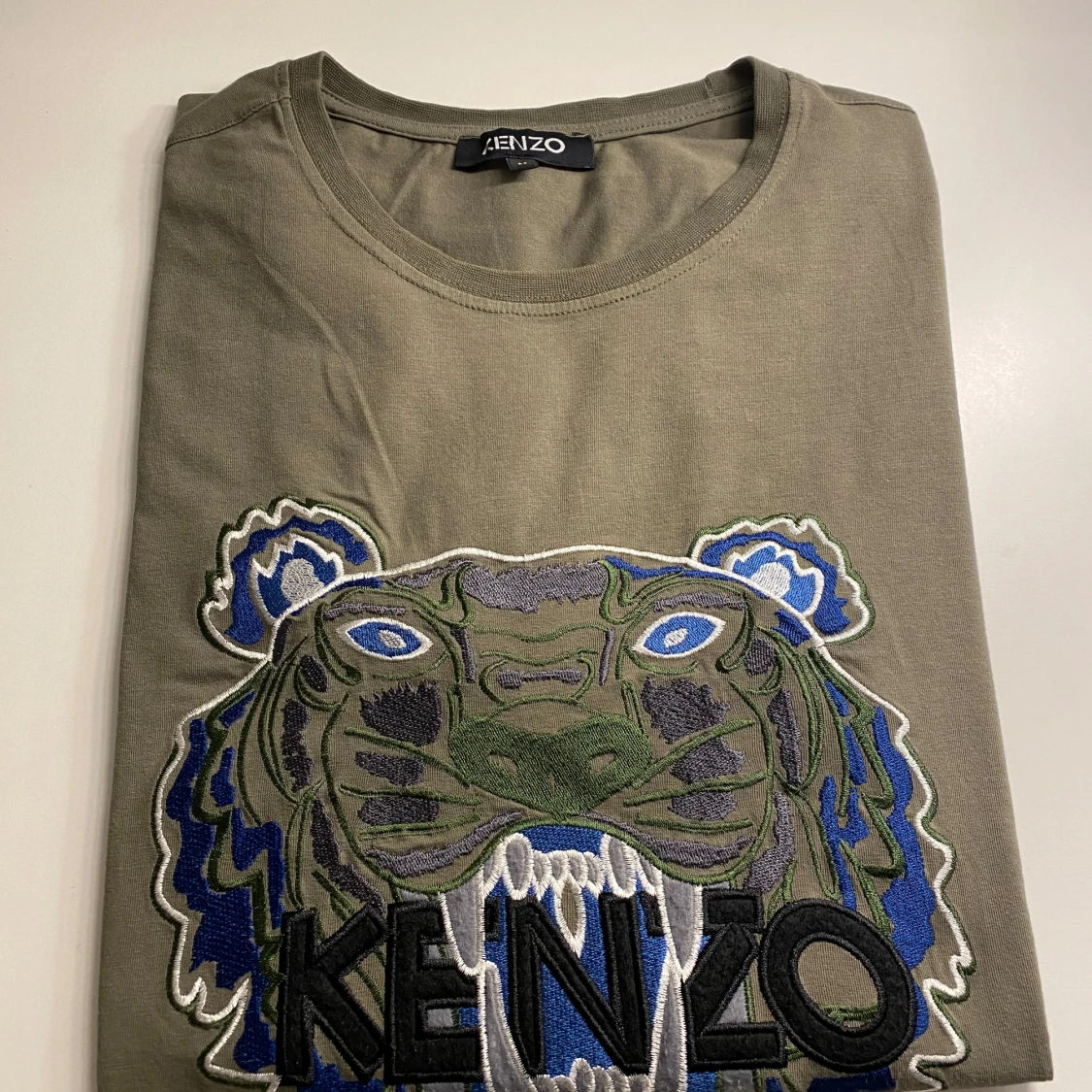 Olivgrön t-shirt från Kenzo med tigerbroderi