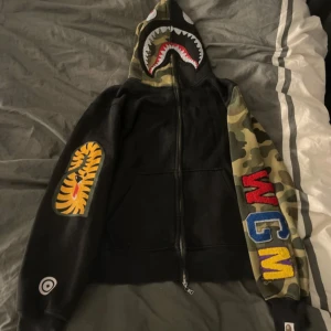 BAPE (A Bathing Ape) zip up hoodie - Snygg hoodie ifrån bape säljer då den ej kommer till användning längre. Pris går att diskutera :)