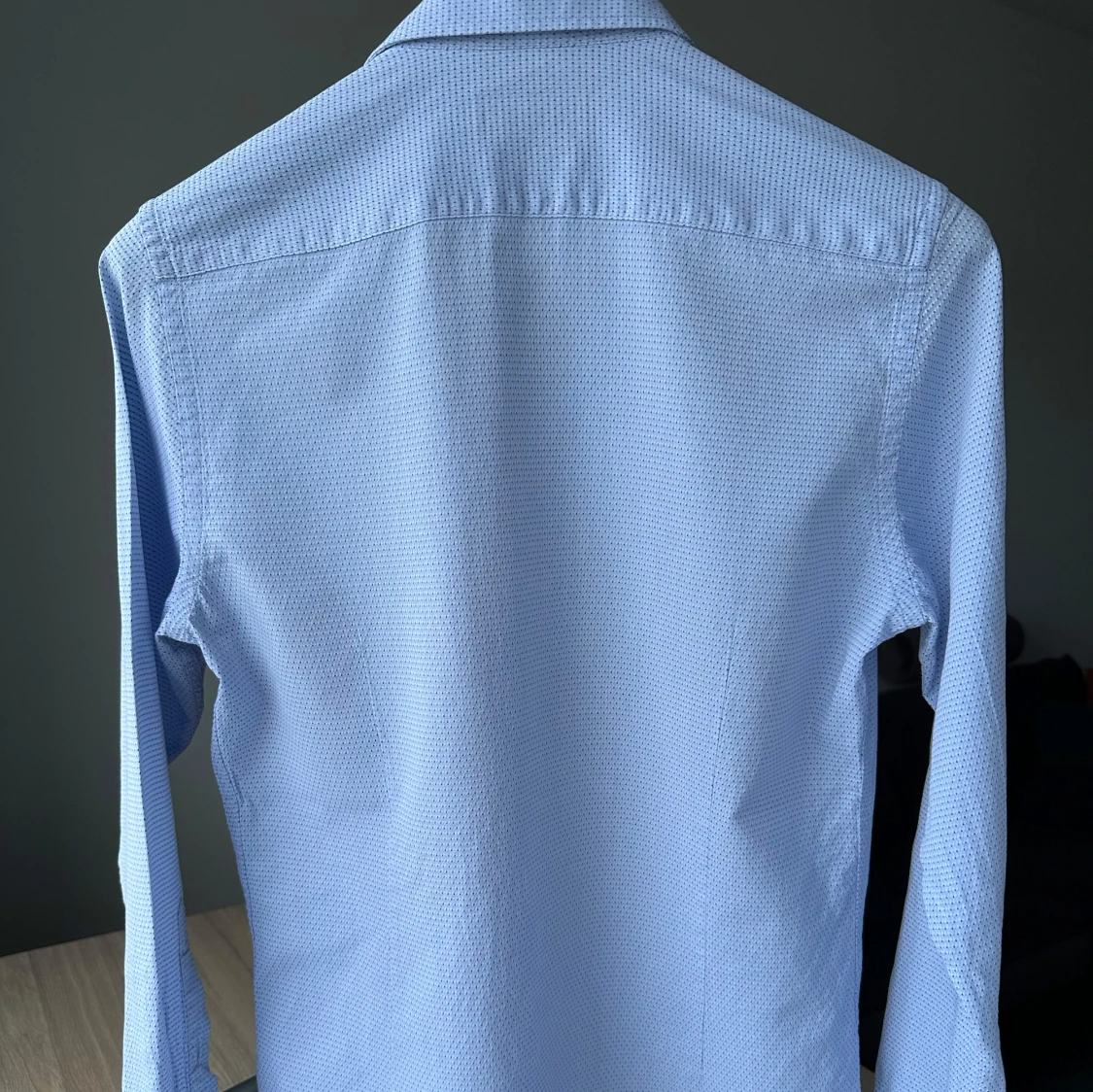 Riley ljusblå skjorta med struktur, storlek S - 4