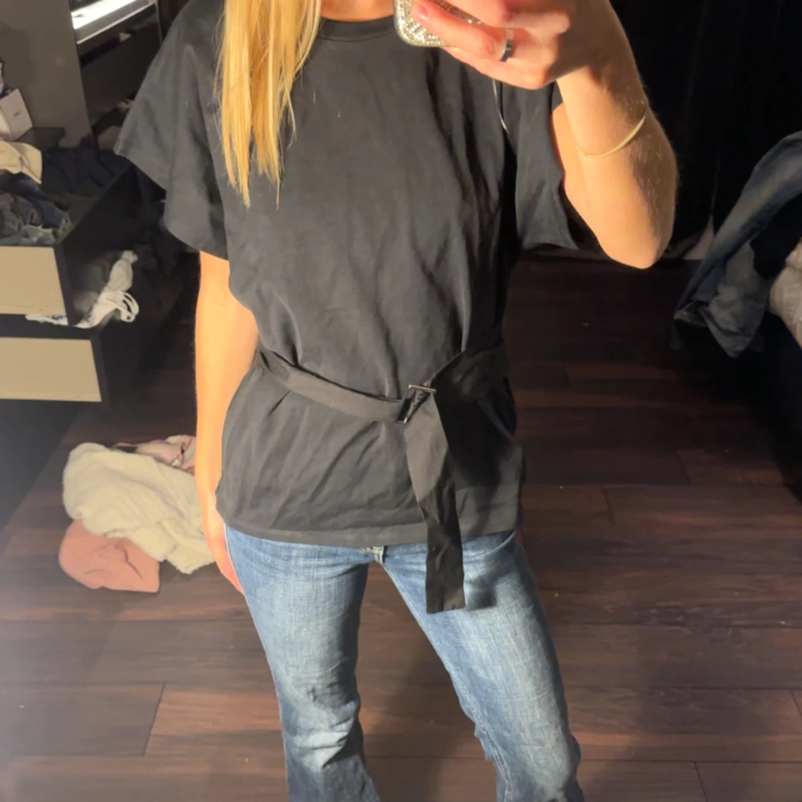 Svart t-shirt med bälte - 2