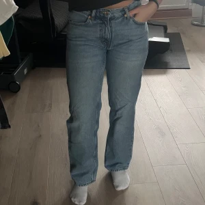 Blå jeans från Gina tricot - Snygga blå jeans från Perfect Jeans med klassisk design. De har en rak passform och är tillverkade i ett robust denimtyg. Perfekta för en avslappnad stil.