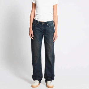 Mörkblå jeansbyxor - Mörkblå jeansbyxor med låg midja. Nypris 400 kr, satt pris på 200 kr men pris kan diskuteras✨