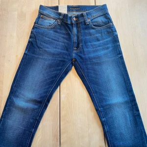 Helt nya Nudie Jeans - Tjena! Säljer nu ett par riktigt feta nudie jeans med en riktigt snygg tvätt. De är HELT NYA, med lapparna fortfarande kvar. Jeansen är i modellen ”Thin Finn”, vilket är en slim fit passform. De är ju som sagt helt nya, så finns inga defekter. De är i storleken ”31/28”. Hör av er vid närmsta fundering! ❗️Kolla även in min profil för fler helt nya nudie jeans i olika storlekar❗️