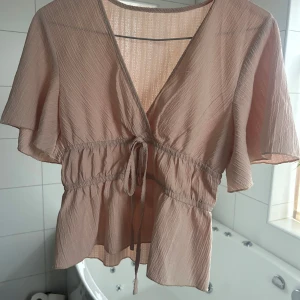 Beige blus  - Säljer en jätte söt blus i färgen beige. Använd fåtal ggr och är i nytt skick. Storlek xs säljer för 280kr💞💞
