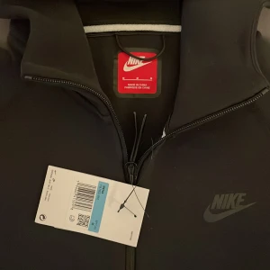 Nike tech fleece - Säljer denna  Tech fleece från Nike, storlek M men räkna med att den är minst en storlek mindre. Vid frågor skriv Dm!! Ej äkta! Använd bara ett par gånger!