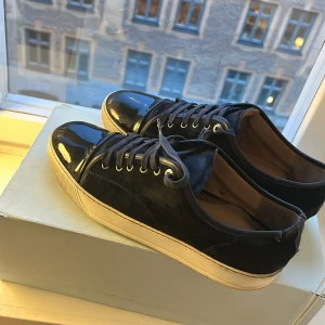 Lanvin Captoe - Tja! Säljer ett par schyssta Lanvins captoe i färgen navy. Skick 7-8/10!                                                                      Box, lanvin-påse, papper ingår i affären‼️                                   Nypris 4999kr                                                                             Mitt pris: 2399kr, men priset ej hugget i sten 🪨             Storlek UK9 dvs (43-45)