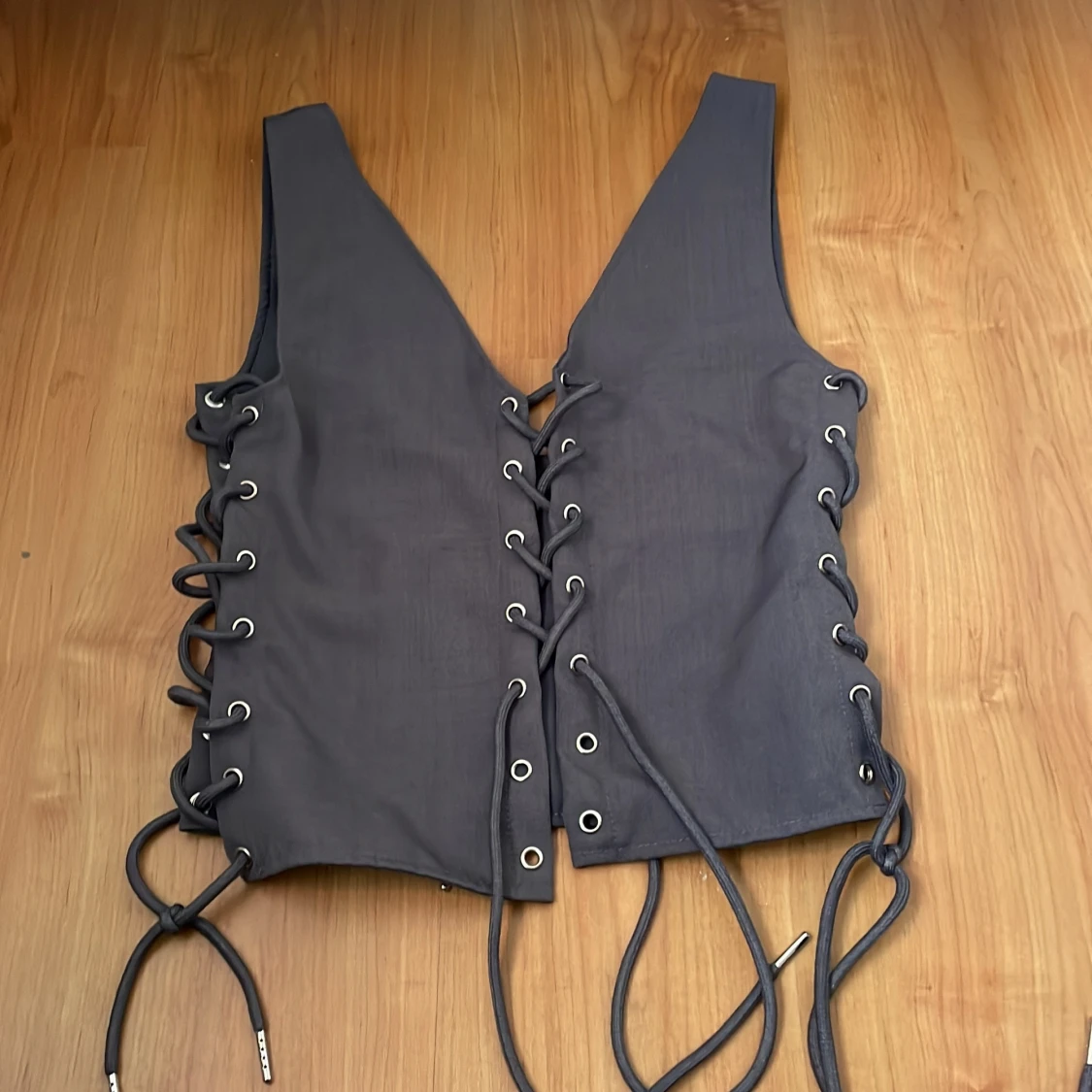 Grå korsettväst med snörning - 1