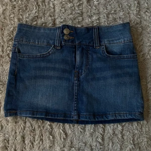 Jeans kjol - Jätte fin mini jeans kjol från H&M, köpta 2023 och tror inte de säljs längre. Använt ungefär 2 gånger (inga defekter) osäker på nypris 💗