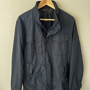 J.Lindeberg Field jacket  - Säljer nu denna sjukt snygga Fields jackan från J.lindeberg i ett mycket bra skick. Tveka inte att fråga vid funderingar:)