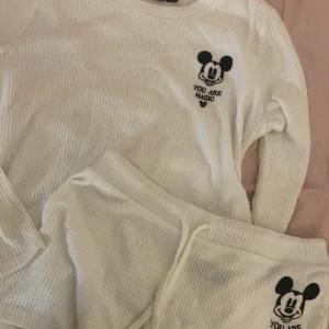 Vit ribbad tröja från Disney - Säljer en vit ribbad tröja från Disney Perfekt för mysiga dagar hemma! Använt en gång sedan jag köpte den förra året så vill bli av med den