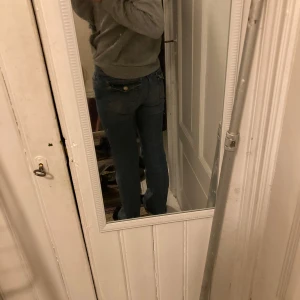 Blå jeansbyxor - Säljer ett par klassiska blå lowwaist och bootcut jeans från lager 157. I bra skick och inga defekter! De är i storlek xs och den korta modellen