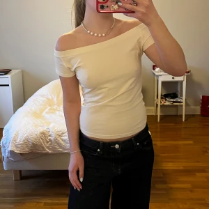 Off shoulder topp  - Off shoulder topp från Brandy Melville! Créme vit. Endast använd 2 gånger, precis som nyskick! Säljer pga rensar min garderob💕