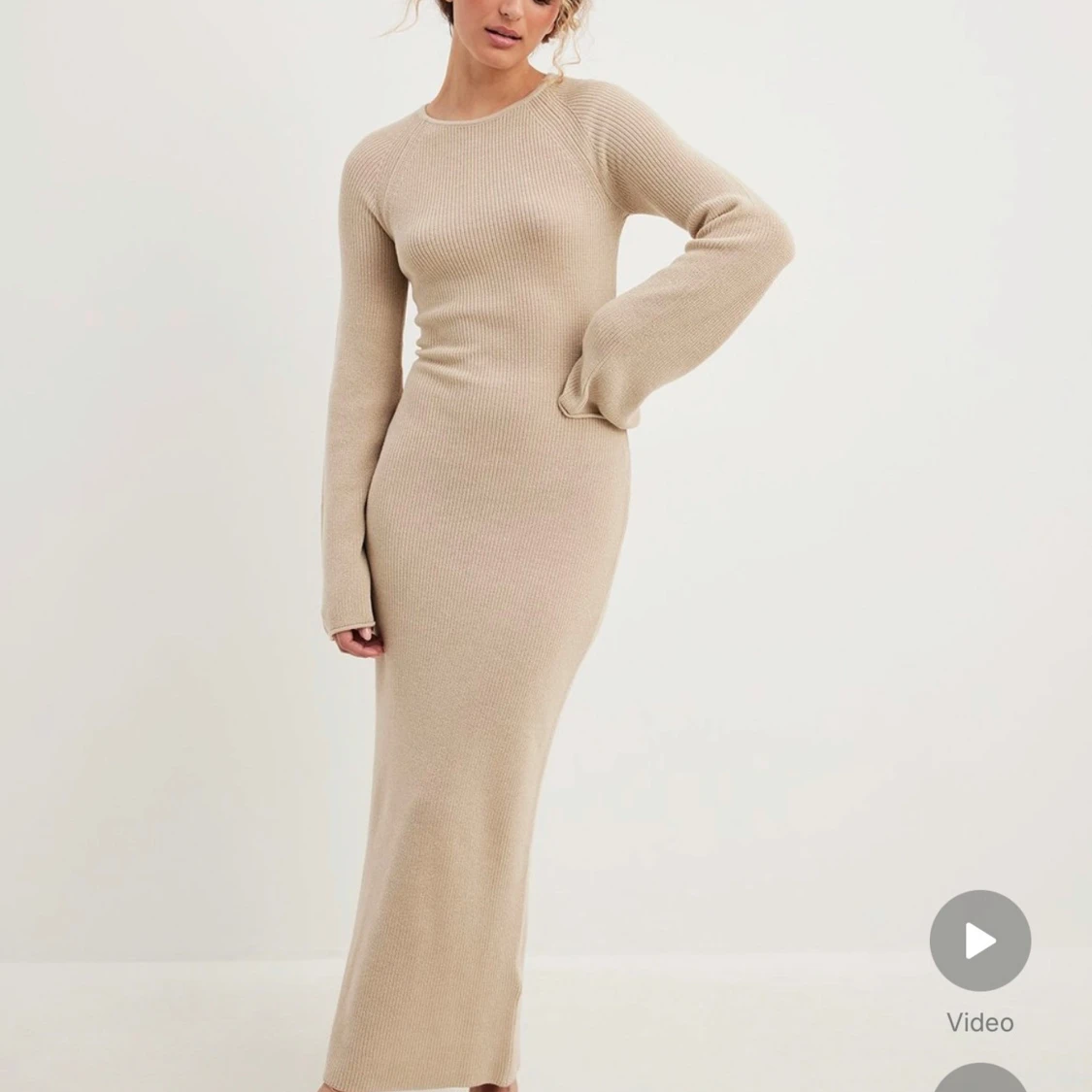 Beige stickad klänning