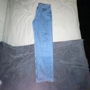 Blå jeans från Vailent - Säljer ett par blå jeans från Vailent i storlek XL. De har en rak passform med fyra fickor och knappar i midjan. Perfekta för en avslappnad stil.