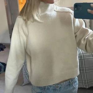 Vit stickad polotröja - Krämvit stickad polotröja med synliga sömmar på axlarna. Använd fåtal gånger. Kan gå ner i pris vid snabb handel🥰