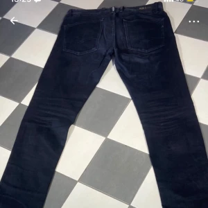Svarta jeans från Replay - Snygga svarta jeans från Replay med klassisk design. De har en normal passform och är tillverkade i ett slitstarkt material. Perfekta för en stilren look.