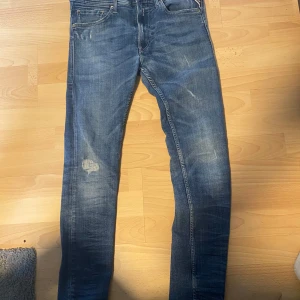 Blå jeans från Replay - Snygga blå jeans från Replay med några slitningar som är design mitt pris:400 nypris:1300 dem är i storlek 31 och modell: jondrill
