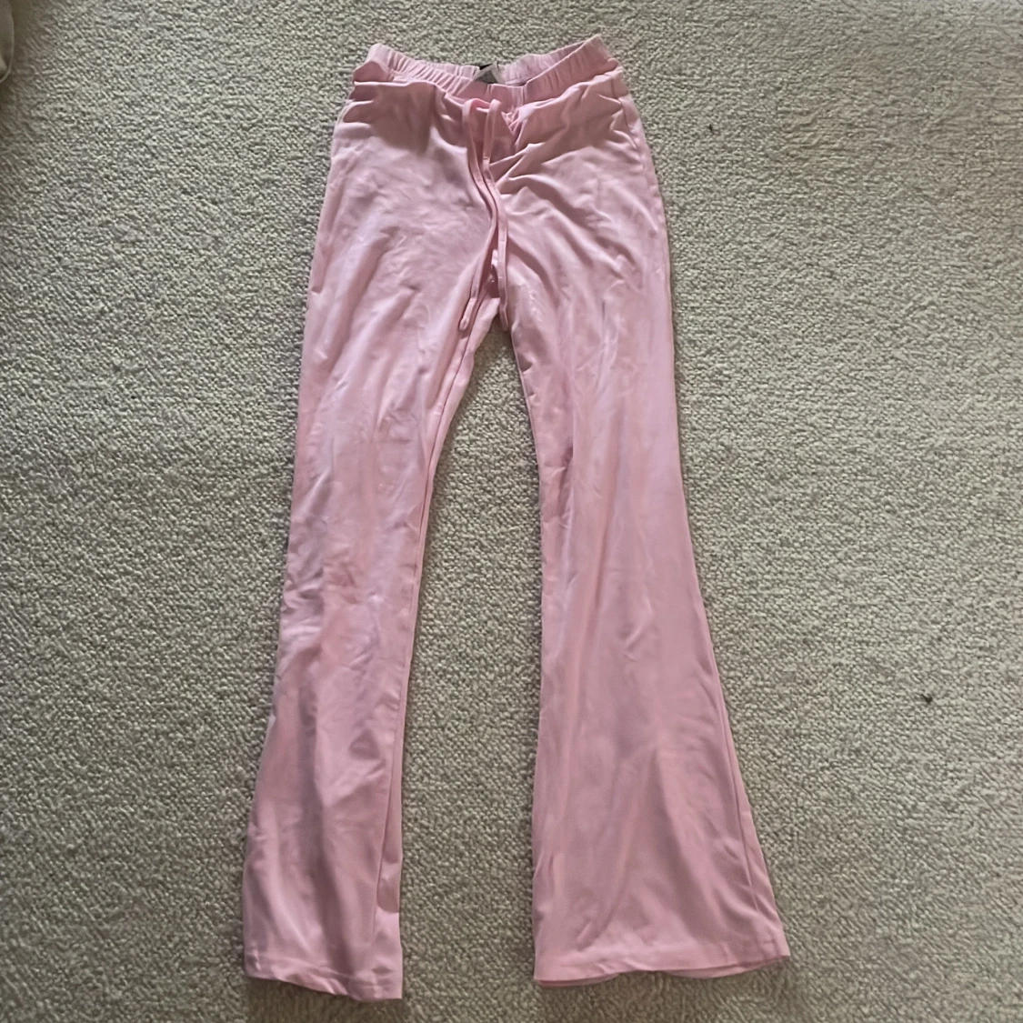 Rosa byxor med utsvängda ben