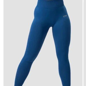 Define seamless ICANIWILL - dark navy - Snygga blå tights från ICANIWILL med hög midja och tight passform. Perfekta för träning med en stilren design och bekvämt material som ger bra stöd. Diskret logga på höften.
