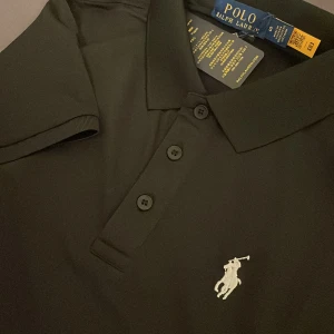 Polo Ralph Lauren - Säljer denna helt nya polotröja från Polo Ralph Lauren, storlek S men är mindre än S, alltså kortare!! Materialet är som en tränings T-shirt material, typ som en golf tröja!! Ej äkta! Vid frågor skriv Dm!!!! ;) 
