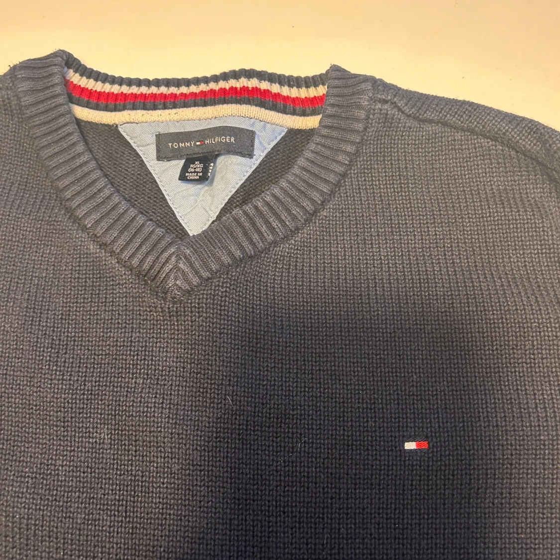 Mörkblå stickad tröja från Tommy Hilfiger - 1