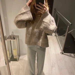Beige stickad tröja från Gina Tricot - Mysig beige stickad tröja från Gina Tricot i storlek XXS. Tröjan har en loose passform med långa ärmar och öppningar vid sidorna och även längst armarna💗Den är i bra skick och använd bara några få gånger💗