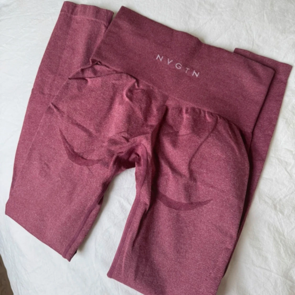 Vinröda leggings från NVGTN