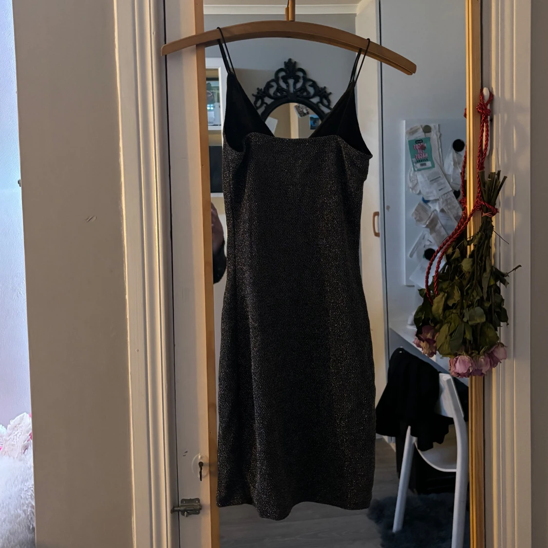 Svart glittrig klänning - 1