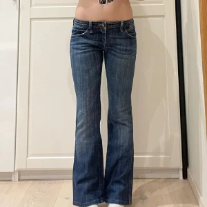 Lågmidjade jeans  - Super snygga lågmidjade mörbkåa jeans som ja säljer för ja inte får användning av dom längre.