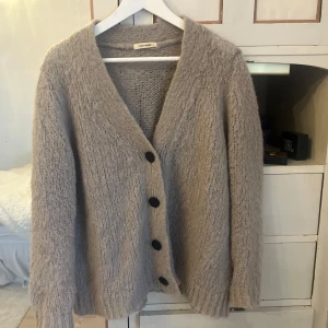 Stickad kofta från Nué Notes!! - Mysig stickad kofta från Nué Notes med stora knappar framtill. Sjukt eftertraktad!!😫🥰