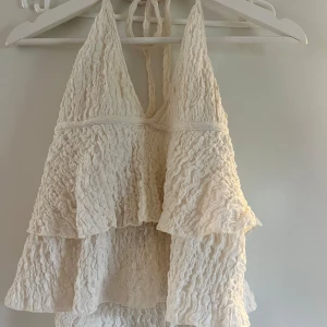 Sommar topp - Funderar på att sälja denna gulliga tippen från Ginatricot! Jätte fin på, och perfekt nu till vår/sommar! Den är i bra skick, dock så har den fläckar på snöret men det är inget som är synligt på det sättet!🌷